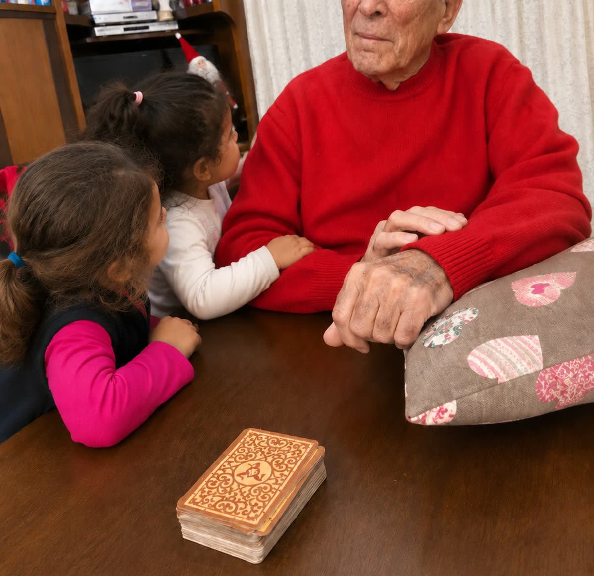 Un nonno e due bambine al tavolo con il mazzo di Tradicity